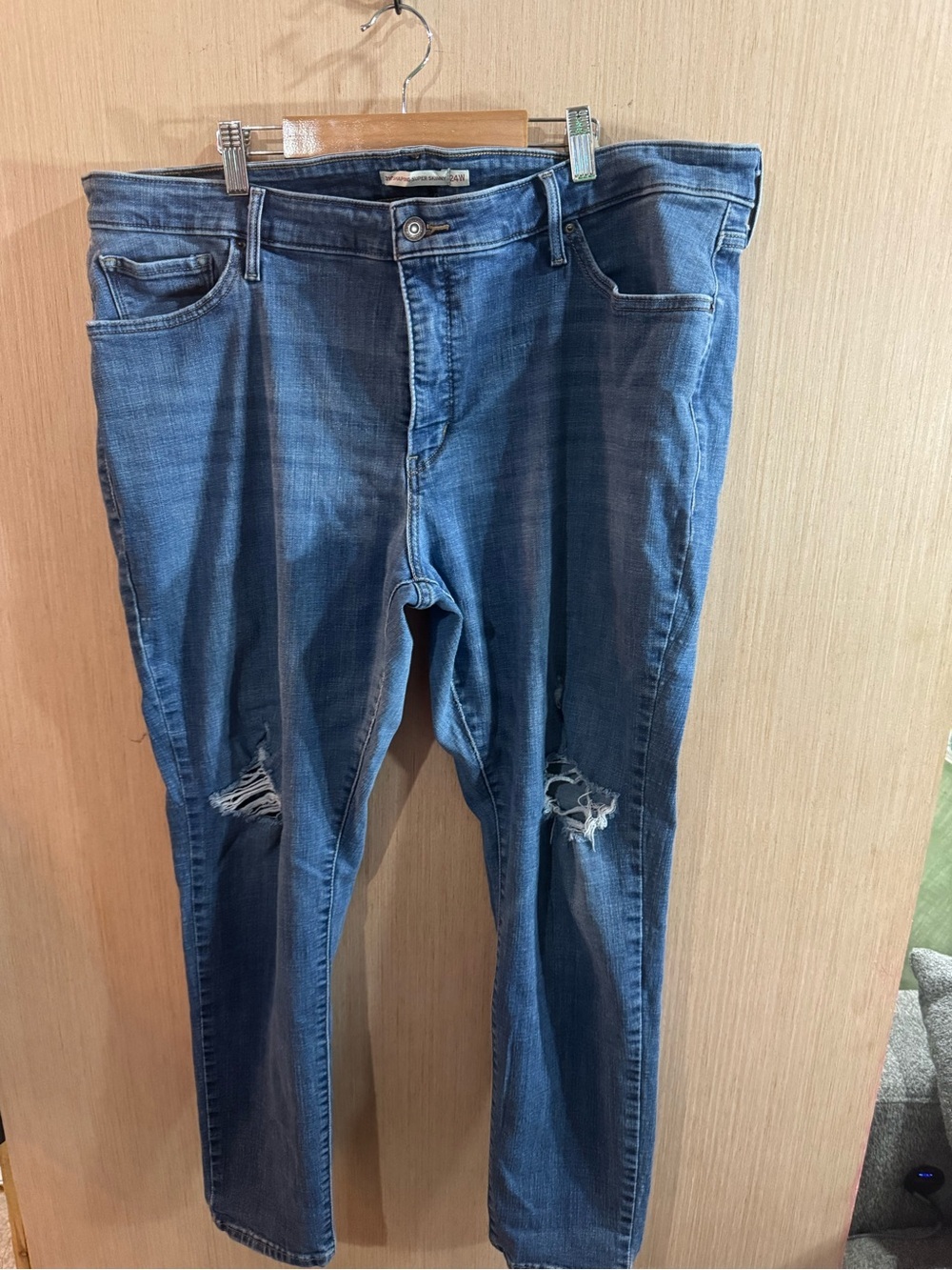 Levi’s 310 Medium Wash Distressed Shaping Super Skinny Jeans Size 24W
